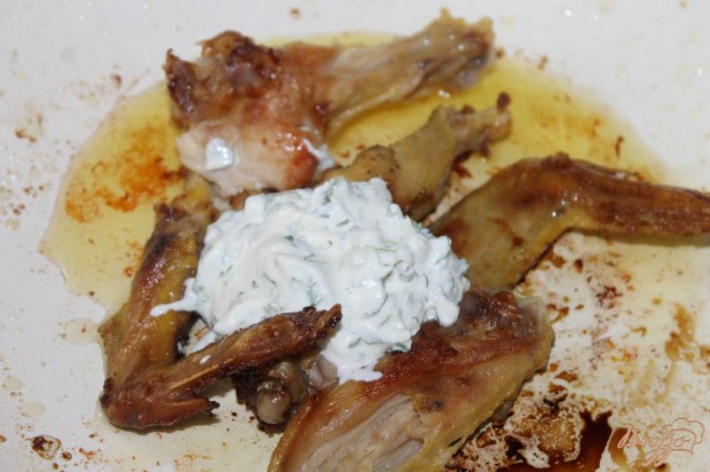 Фото приготовление рецепта: Куриные крылья в сметанном соусе с грибами шаг №3