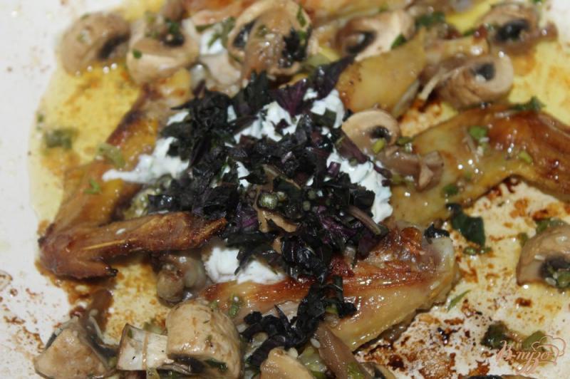 Фото приготовление рецепта: Куриные крылья в сметанном соусе с грибами шаг №4