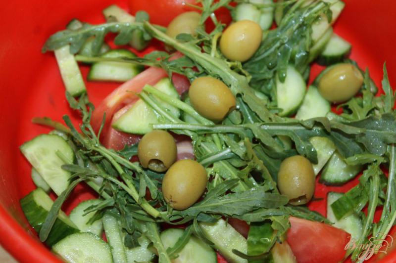 Фото приготовление рецепта: Салат из свежих овощей с маринованным луком и оливками шаг №4