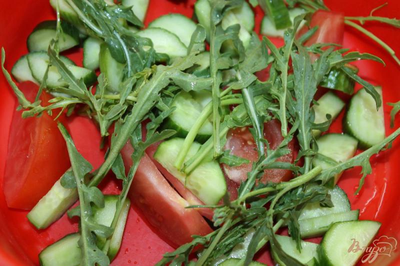 Фото приготовление рецепта: Салат из свежих овощей с маринованным луком и оливками шаг №3
