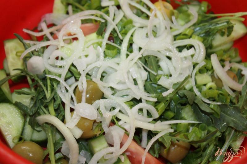 Фото приготовление рецепта: Салат из свежих овощей с маринованным луком и оливками шаг №5