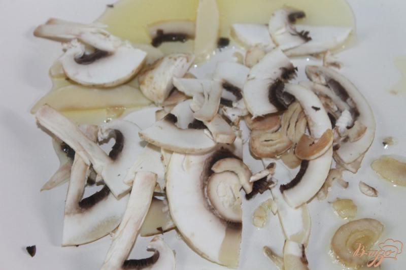 Фото приготовление рецепта: Свиные рулеты фаршированные грибами и базиликом в соусе шаг №4