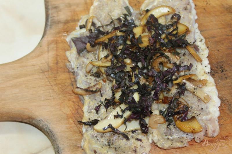Фото приготовление рецепта: Свиные рулеты фаршированные грибами и базиликом в соусе шаг №6