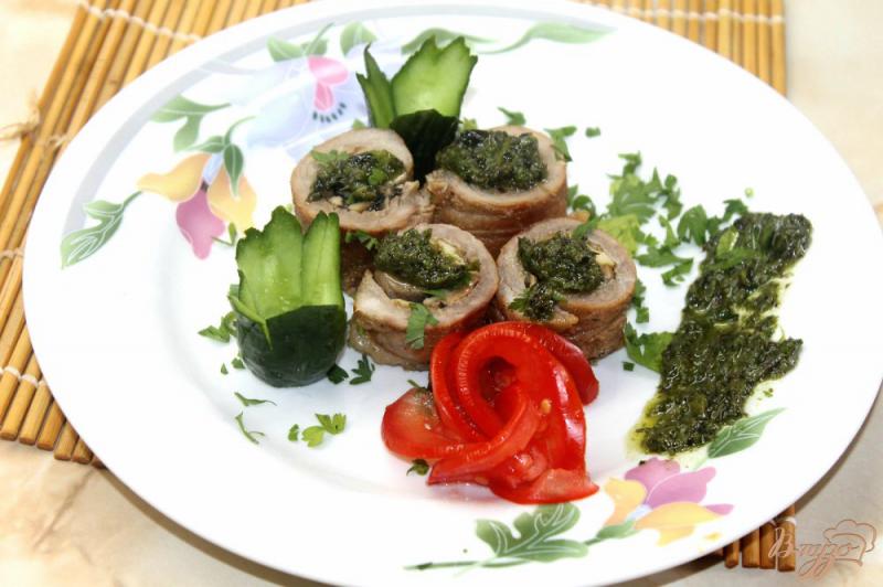 Фото приготовление рецепта: Свиные рулеты фаршированные грибами и базиликом в соусе шаг №12