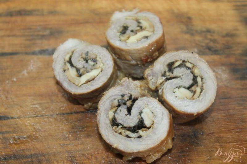Фото приготовление рецепта: Свиные рулеты фаршированные грибами и базиликом в соусе шаг №11