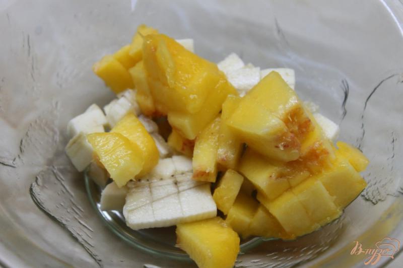 Фото приготовление рецепта: Сладкие блины с бананом и персиком в шоколаде шаг №9