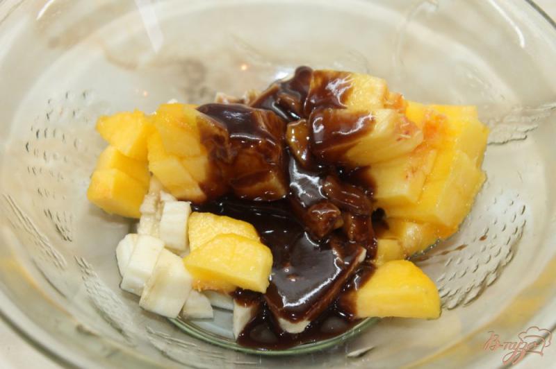 Фото приготовление рецепта: Сладкие блины с бананом и персиком в шоколаде шаг №10