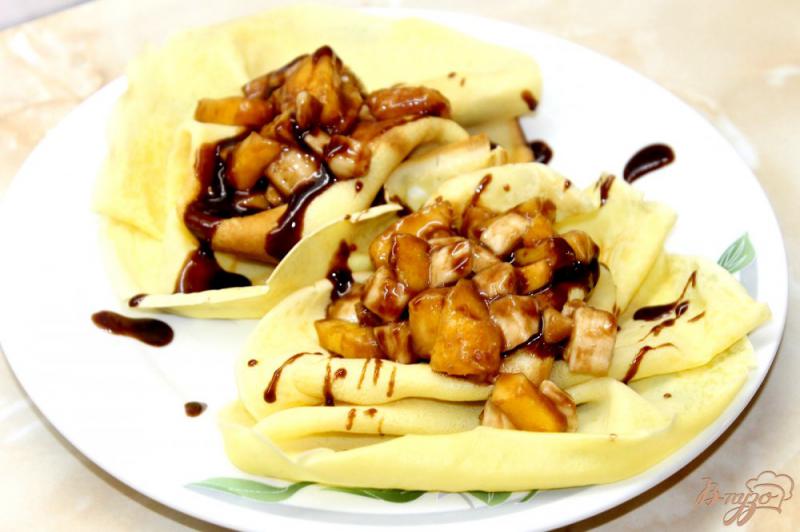 Фото приготовление рецепта: Сладкие блины с бананом и персиком в шоколаде шаг №12