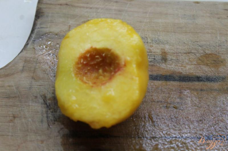 Фото приготовление рецепта: Сладкие блины с бананом и персиком в шоколаде шаг №8