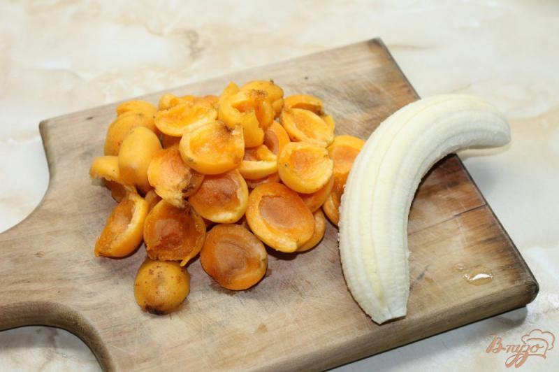 Фото приготовление рецепта: Замороженное абрикосовое пюре с бананом на зиму шаг №2