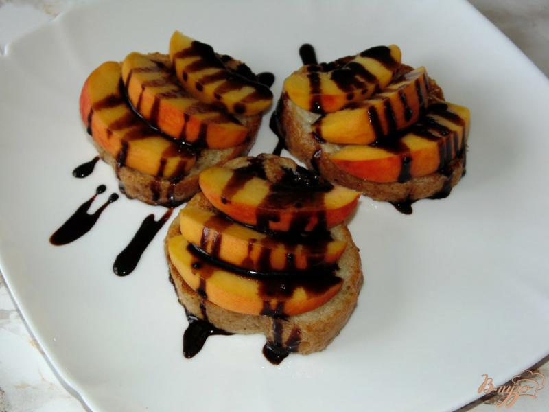 Фото приготовление рецепта: Сладкие гренки с персиком и шоколадным соусом шаг №8
