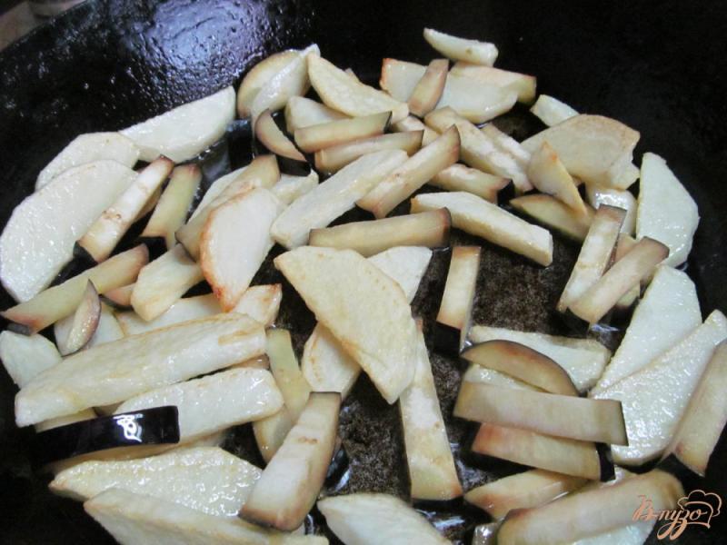 Фото приготовление рецепта: Жаренный картофель с баклажаном шаг №4