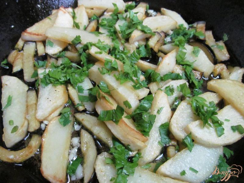 Фото приготовление рецепта: Жаренный картофель с баклажаном шаг №5