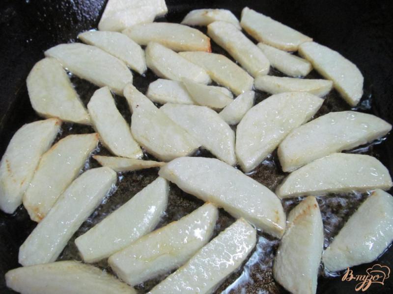 Фото приготовление рецепта: Жаренный картофель с баклажаном шаг №3