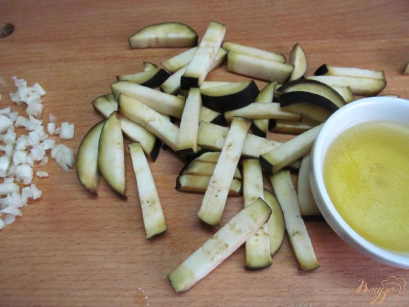 Фото приготовление рецепта: Жаренный картофель с баклажаном шаг №2