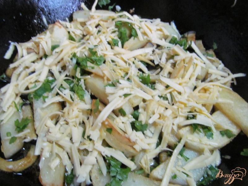 Фото приготовление рецепта: Жаренный картофель с баклажаном шаг №6