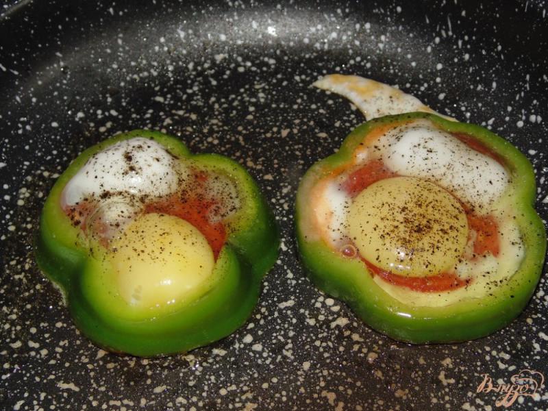Фото приготовление рецепта: Яичница в болгарском перце с помидором шаг №3