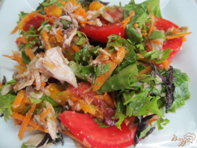 Фото приготовление рецепта: Салат из помидора с персиком и куриным мясом шаг №5
