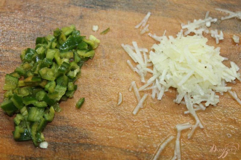 Фото приготовление рецепта: Закуска из копченого сала с зеленью и перцем чили шаг №5