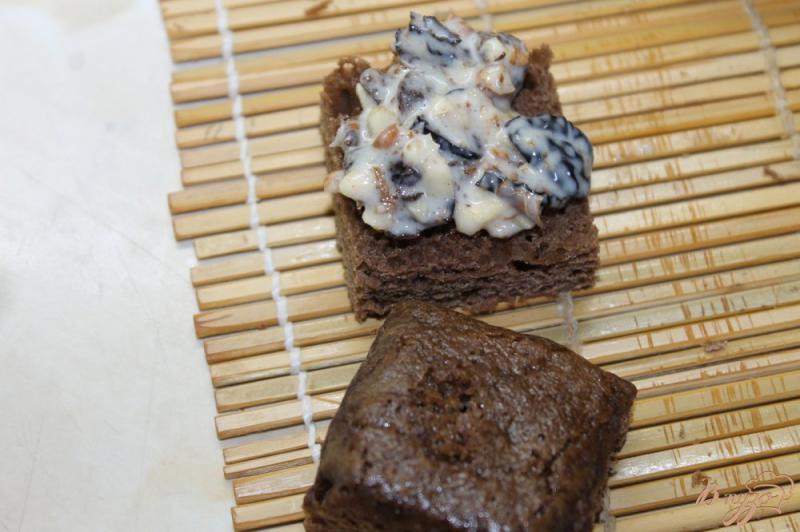Фото приготовление рецепта: Пирожное из бисквита с черносливом и грецкими орехами шаг №6