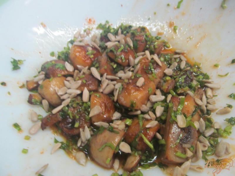 Фото приготовление рецепта: Салат из жаренных шампиньонов шаг №3