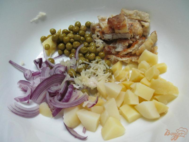 Фото приготовление рецепта: Овощной салат с жаренным хеком шаг №2