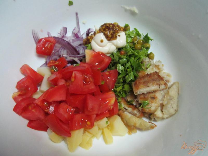 Фото приготовление рецепта: Овощной салат с жаренным хеком шаг №4