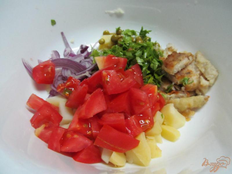 Фото приготовление рецепта: Овощной салат с жаренным хеком шаг №3