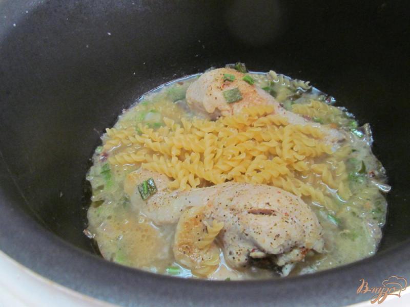 Фото приготовление рецепта: Курица тушенная с сельдереем в мультиварке шаг №4