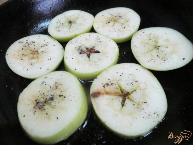 Фото приготовление рецепта: Свинина запеченная на яблоках под сливочным соусом шаг №3