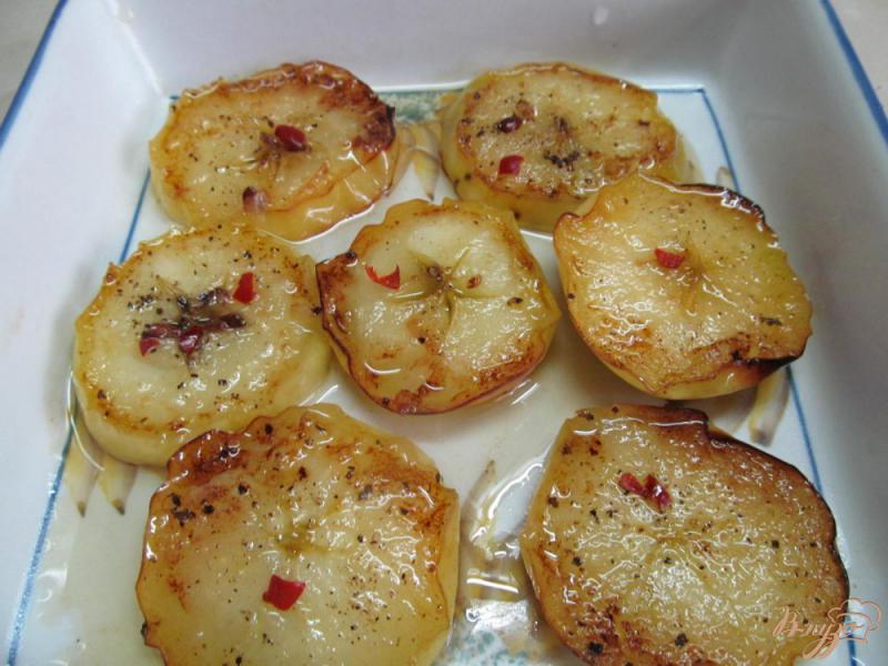Фото приготовление рецепта: Свинина запеченная на яблоках под сливочным соусом шаг №4