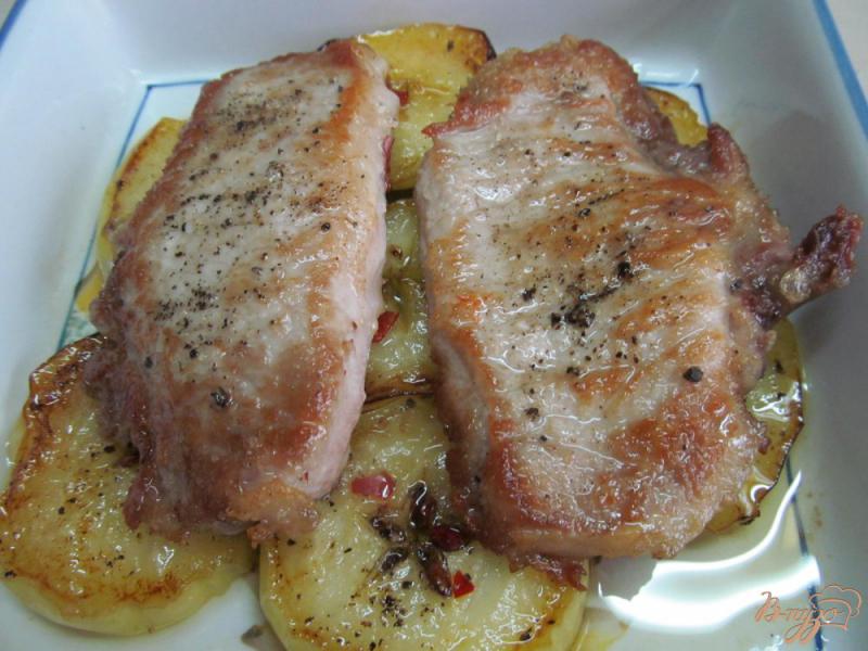 Фото приготовление рецепта: Свинина запеченная на яблоках под сливочным соусом шаг №5