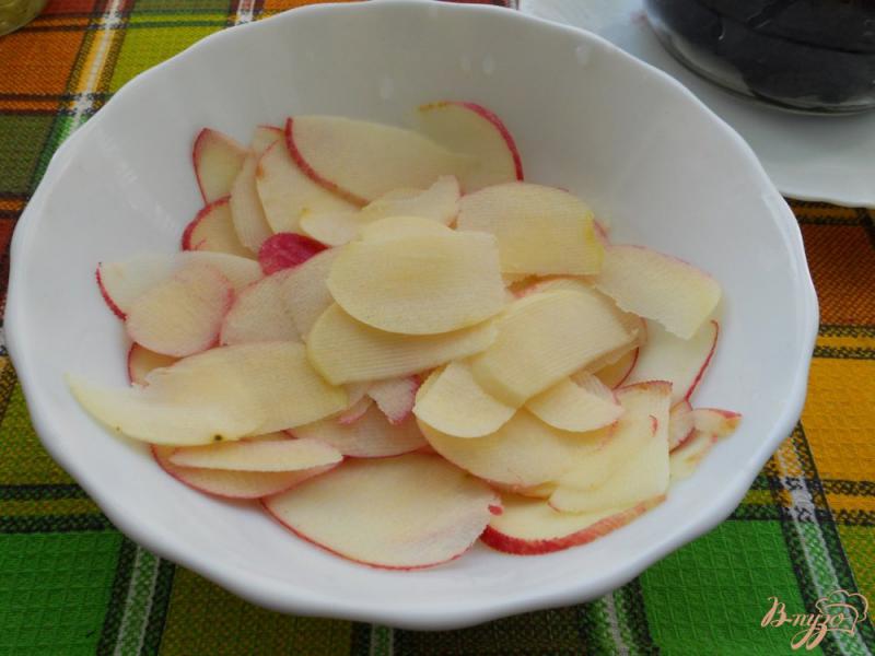 Фото приготовление рецепта: Напиток из базилика, с яблоками, лимоном и мятой шаг №2