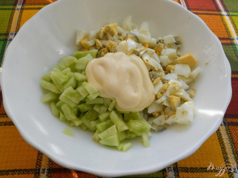 Фото приготовление рецепта: Чесночные гренки с яично-огуречным салатом и помидорами шаг №3