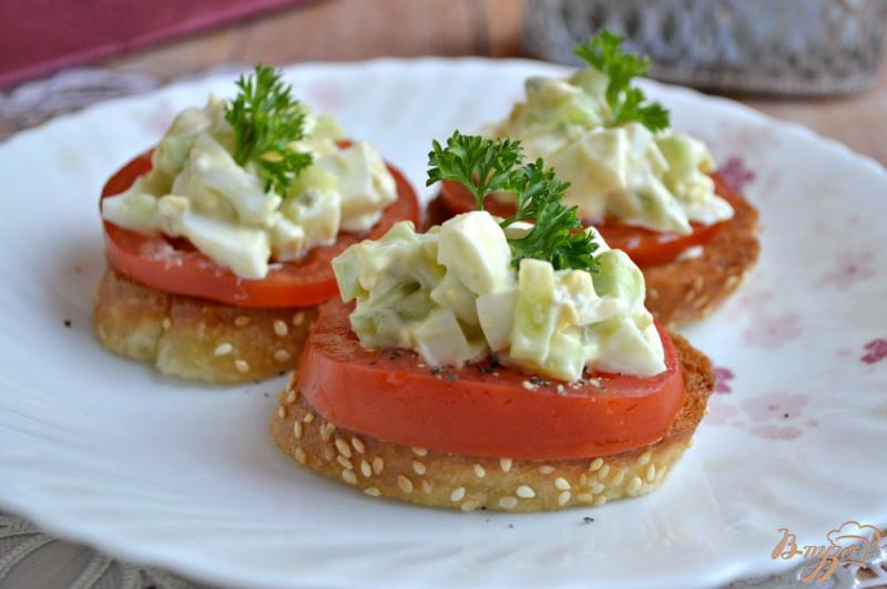 Фото приготовление рецепта: Чесночные гренки с яично-огуречным салатом и помидорами шаг №6