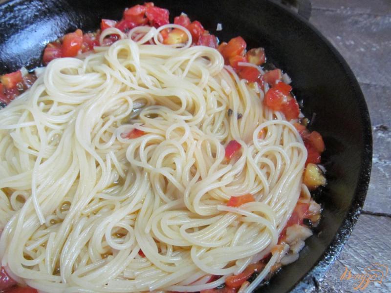 Фото приготовление рецепта: Спагетти с томатами шаг №3