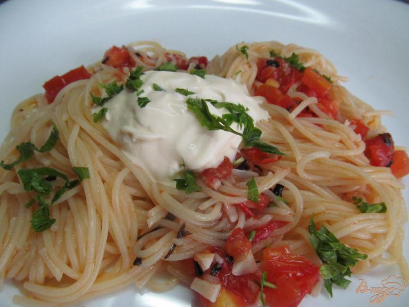 Фото приготовление рецепта: Спагетти с томатами шаг №4
