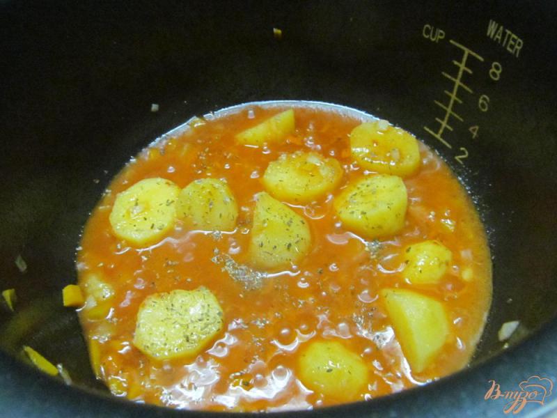 Фото приготовление рецепта: Кабачковые фрикадельки тушенные на картофеле в мультиварке шаг №4