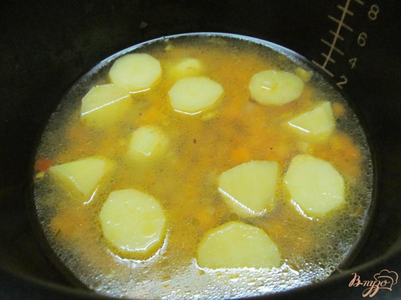 Фото приготовление рецепта: Кабачковые фрикадельки тушенные на картофеле в мультиварке шаг №3