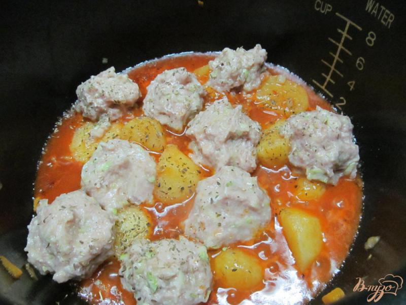 Фото приготовление рецепта: Кабачковые фрикадельки тушенные на картофеле в мультиварке шаг №6