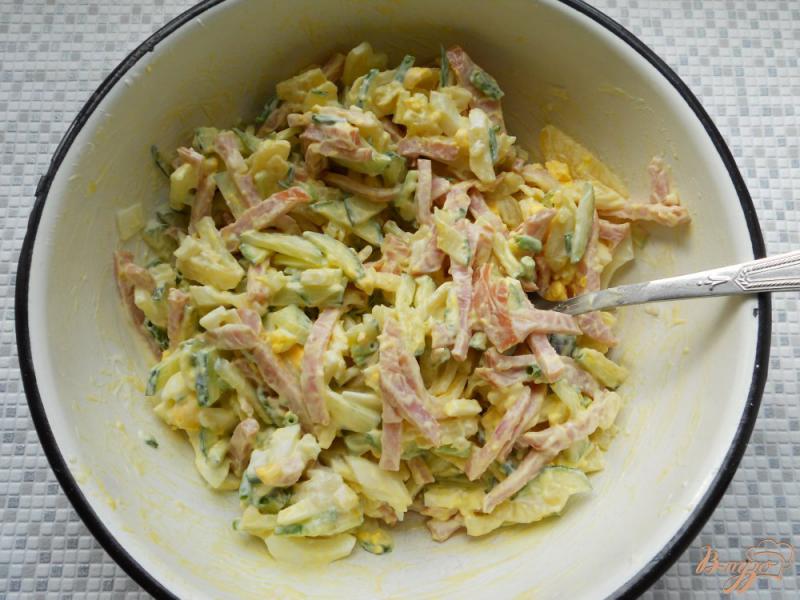 Фото приготовление рецепта: Салат с ветчиной и свежим огурцом шаг №5