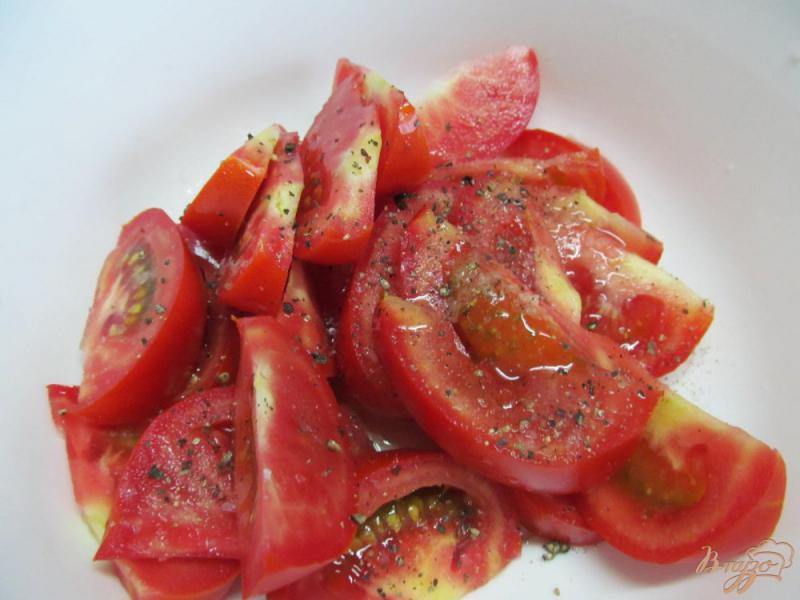 Фото приготовление рецепта: Салат по-узбекски из лука с помидором и гранатом шаг №3