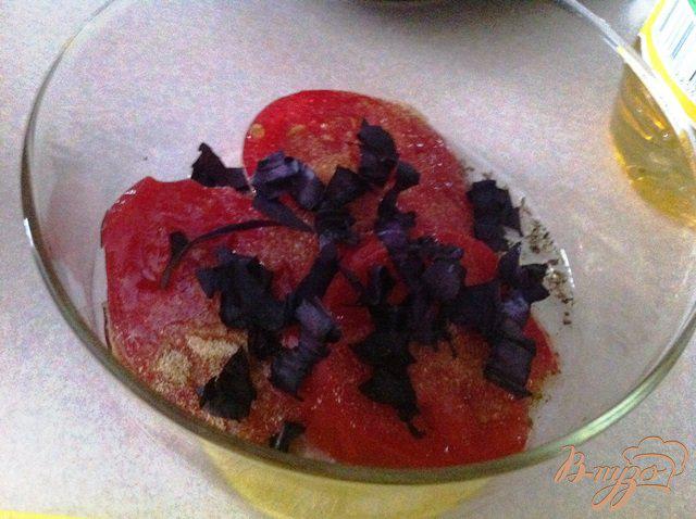 Фото приготовление рецепта: Салат из помидор с базиликом шаг №3
