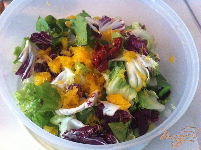 Фото приготовление рецепта: Салат овощной с лососем и апельсином шаг №5