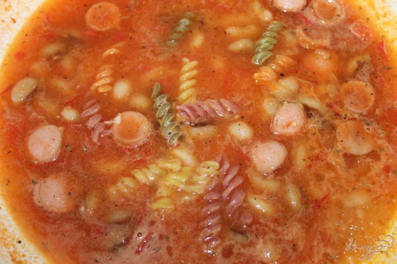 Фото приготовление рецепта: Острый итальянский томатный суп с колбасками и фасолью шаг №7