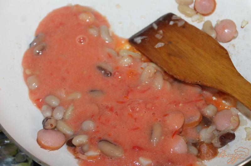Фото приготовление рецепта: Острый итальянский томатный суп с колбасками и фасолью шаг №5