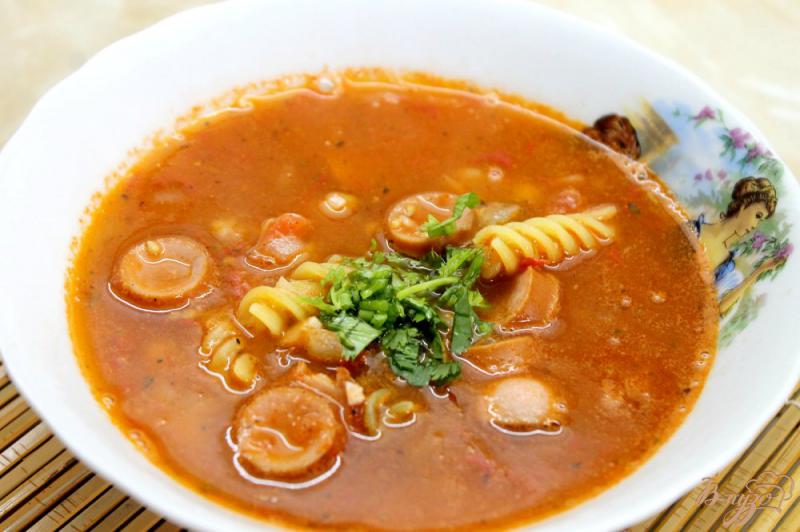Фото приготовление рецепта: Острый итальянский томатный суп с колбасками и фасолью шаг №9
