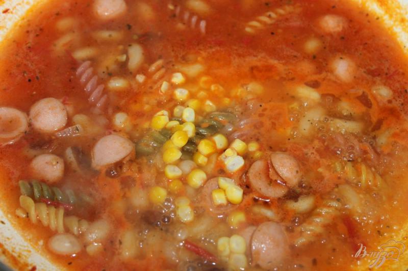 Фото приготовление рецепта: Острый итальянский томатный суп с колбасками и фасолью шаг №8