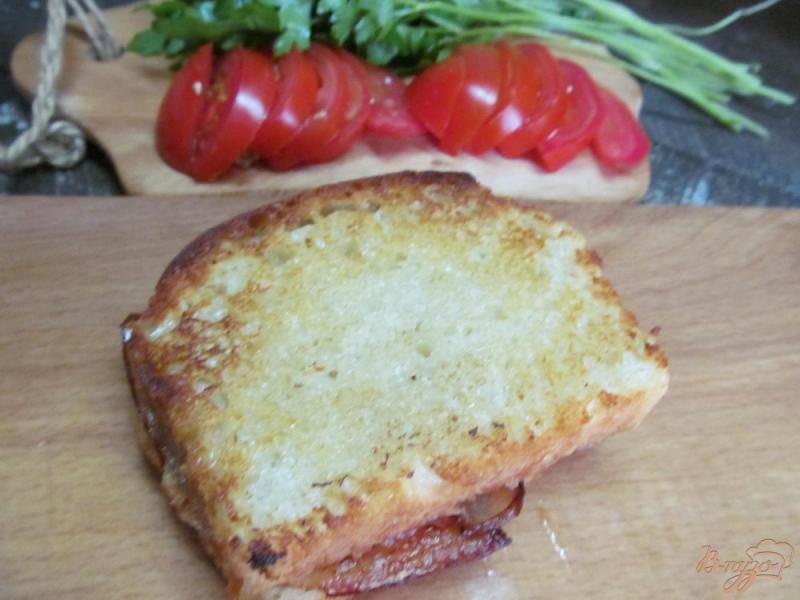 Фото приготовление рецепта: Сэндвич с беконом шаг №5