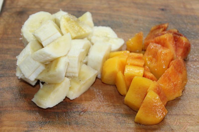 Фото приготовление рецепта: Клубничное пюре с персиком и бананом на зиму шаг №2